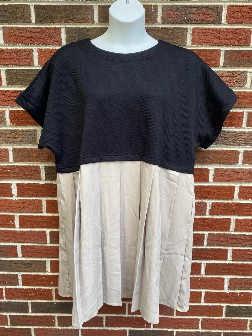 Umgee Pleated Dress Textured Crew Neck Black Beige Womens Plus Size 2XL NWT